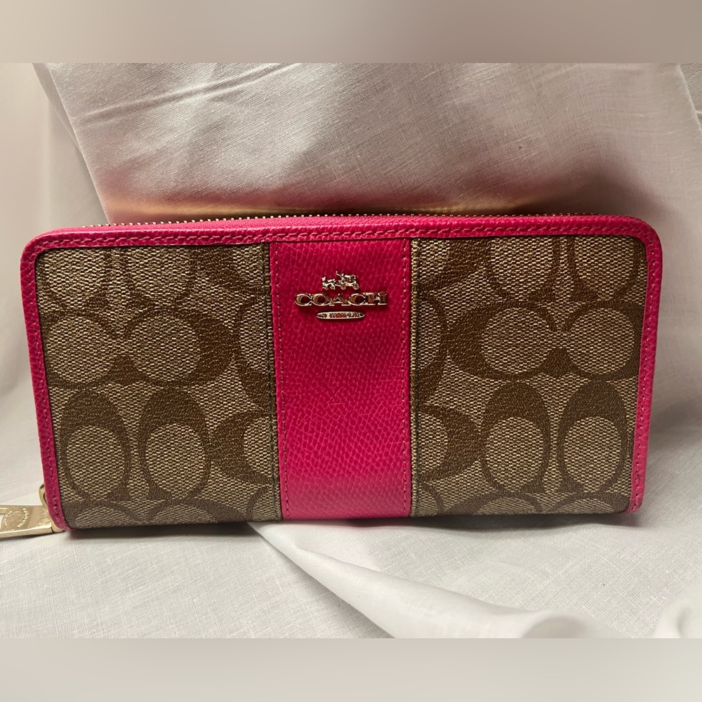 Coach full-size accordion wallet with zipper closure. Used